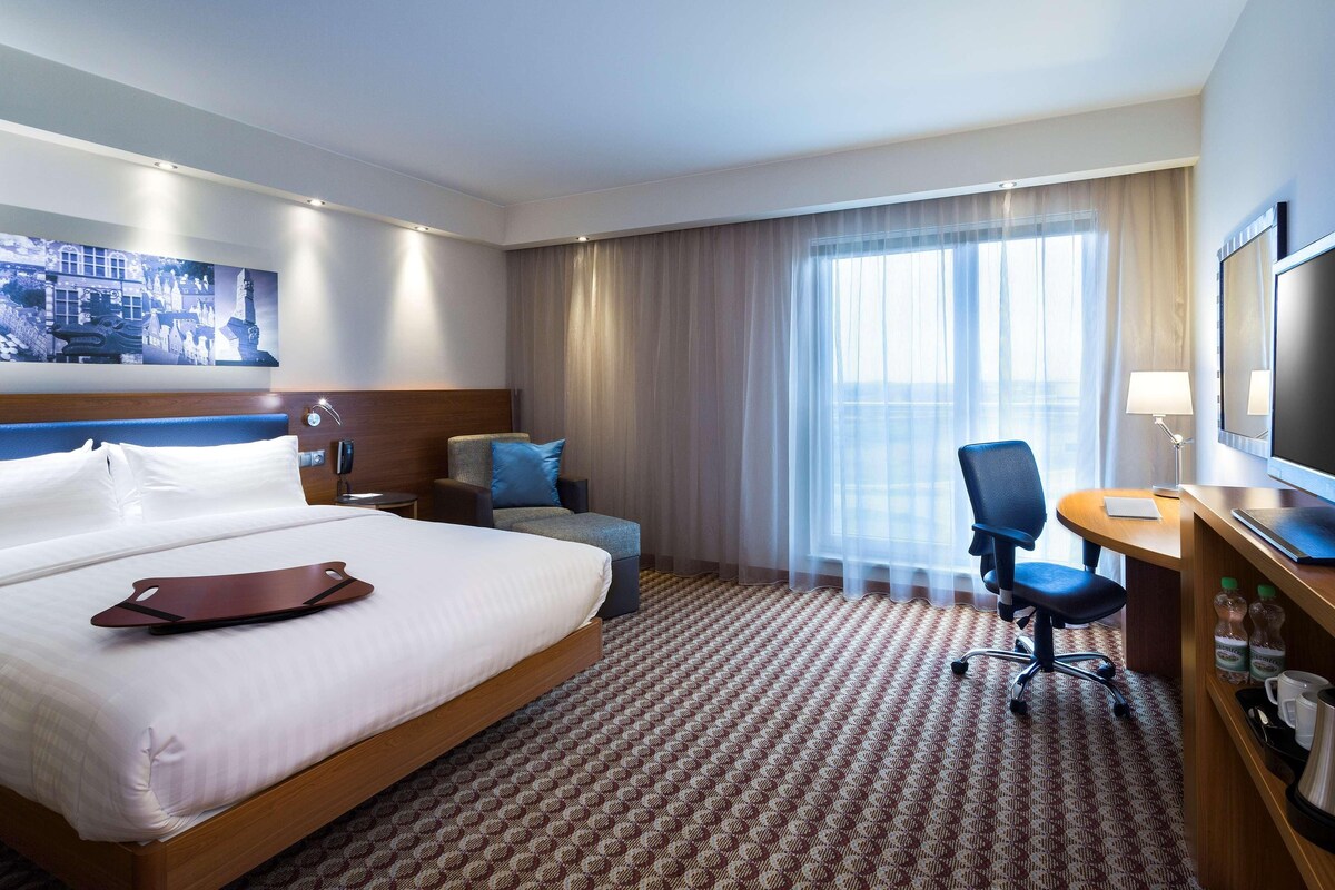 Hypo-allergenic bedding, in-room safe, desk, blackout curtains
