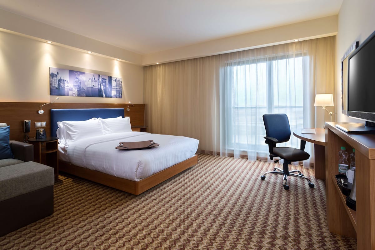 room, 1 queen bed, accessible | hypo-allergenic bedding, in-room safe, desk, blackout curtains