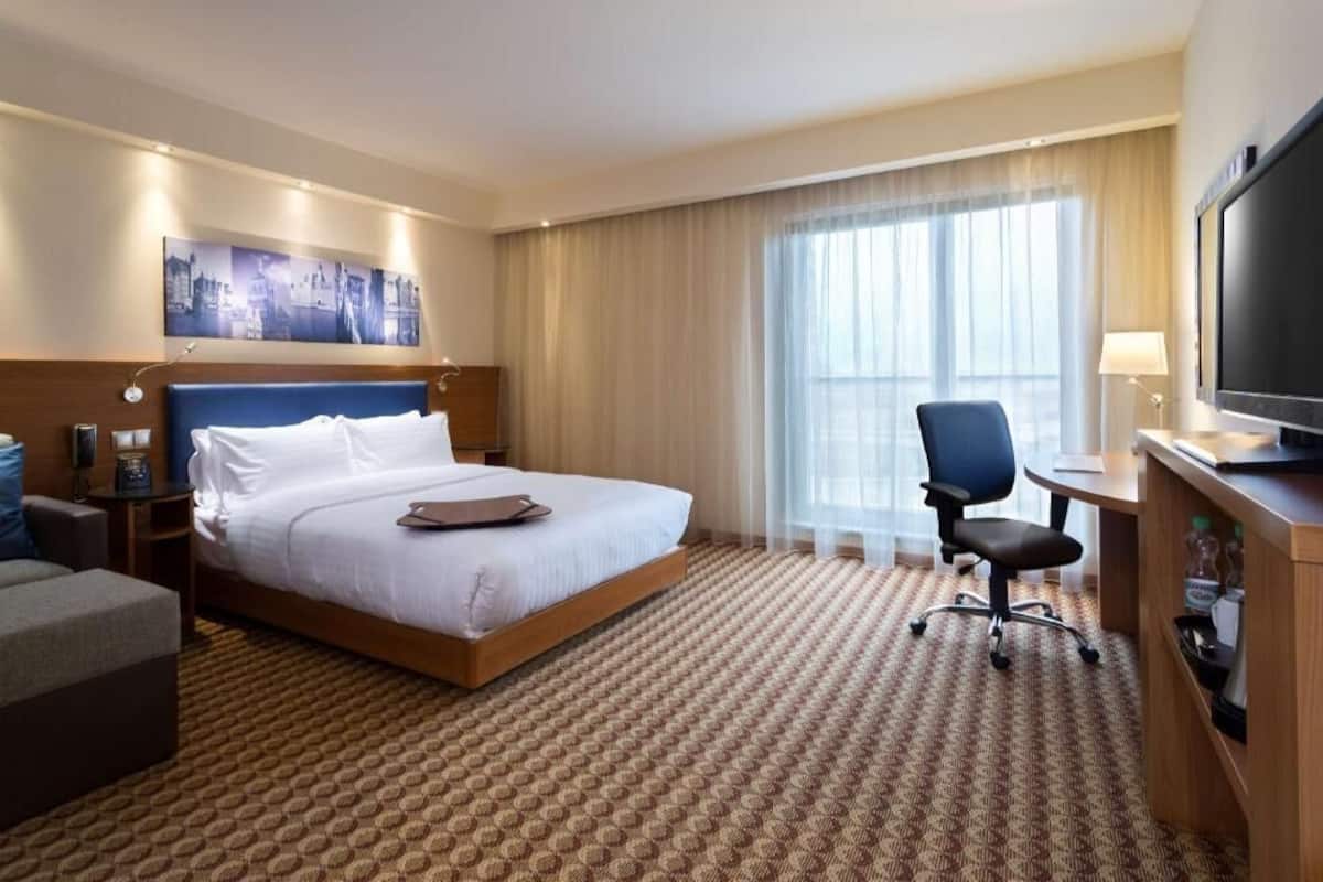 Hypo-allergenic bedding, in-room safe, desk, blackout curtains