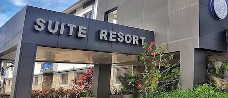 Piscina externa, guarda-sóis, espreguiçadeiras