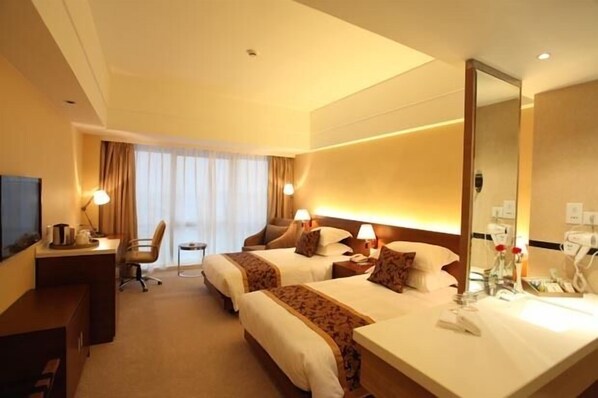 Family Room | Blackout curtains, free WiFi