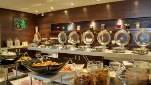 Un buffet proposant une variété de plats et de boissons.