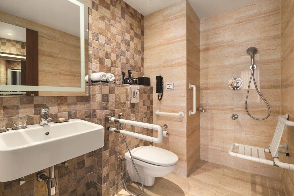 Ein modernes Badezimmer mit Waschbecken, Toilette und Dusche.