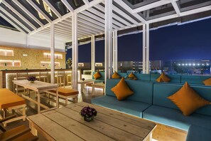 Frokost og lunsj serveres, indiske retter