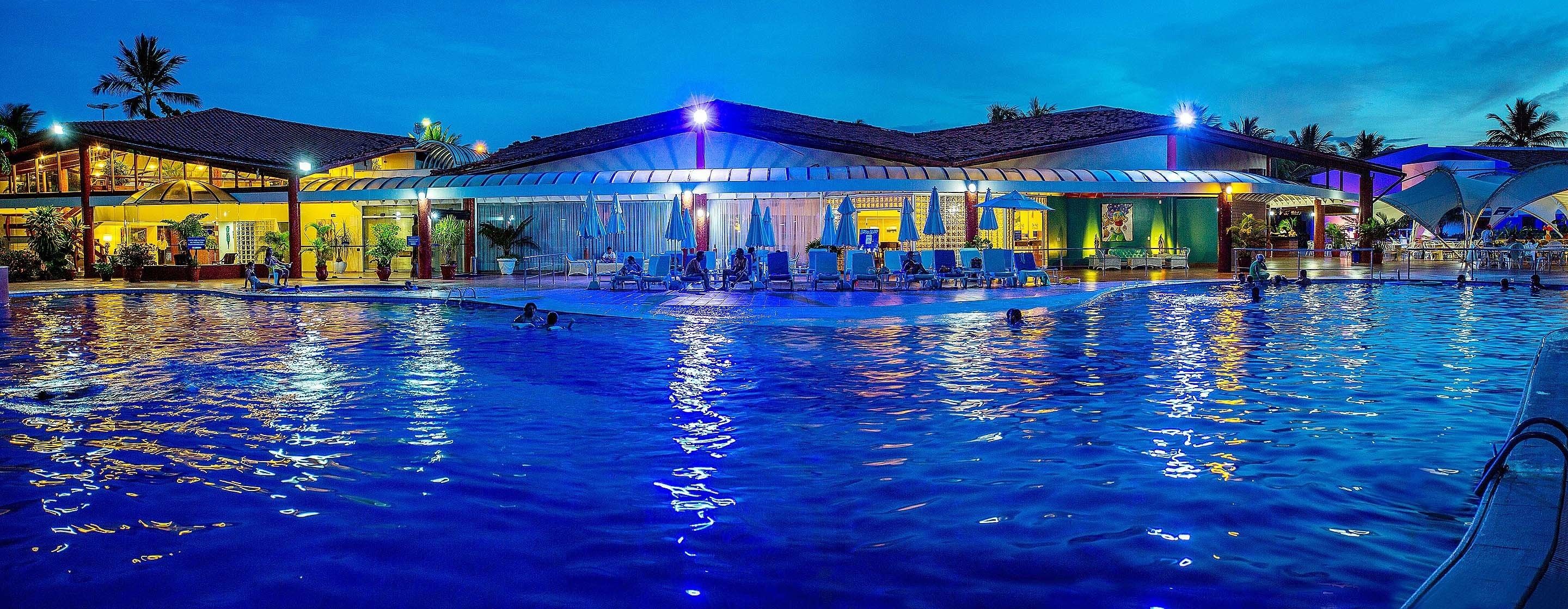 2 室外游泳池，池畔遮阳伞，日光浴躺椅