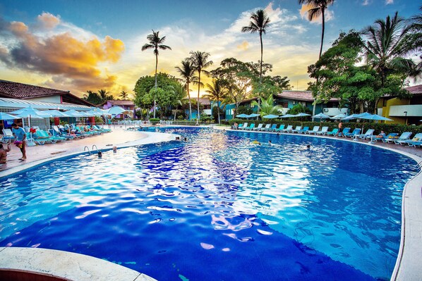 2 室外游泳池，池畔遮阳伞，日光浴躺椅