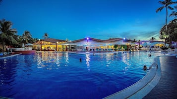2 piscines extérieures, parasols de plage, chaises longues