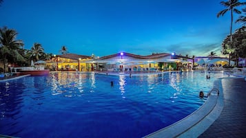 2 piscine all'aperto, ombrelloni da piscina, lettini