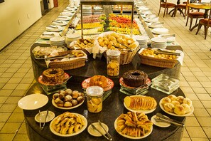 包含每日自助早餐