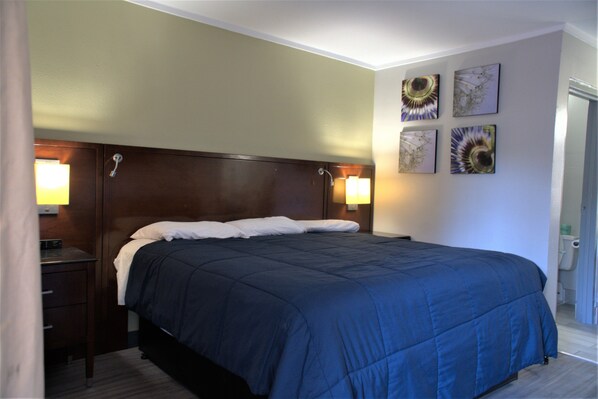 Pillowtop beds, free WiFi, bed sheets - Eastern Shore Motel (Daphne)