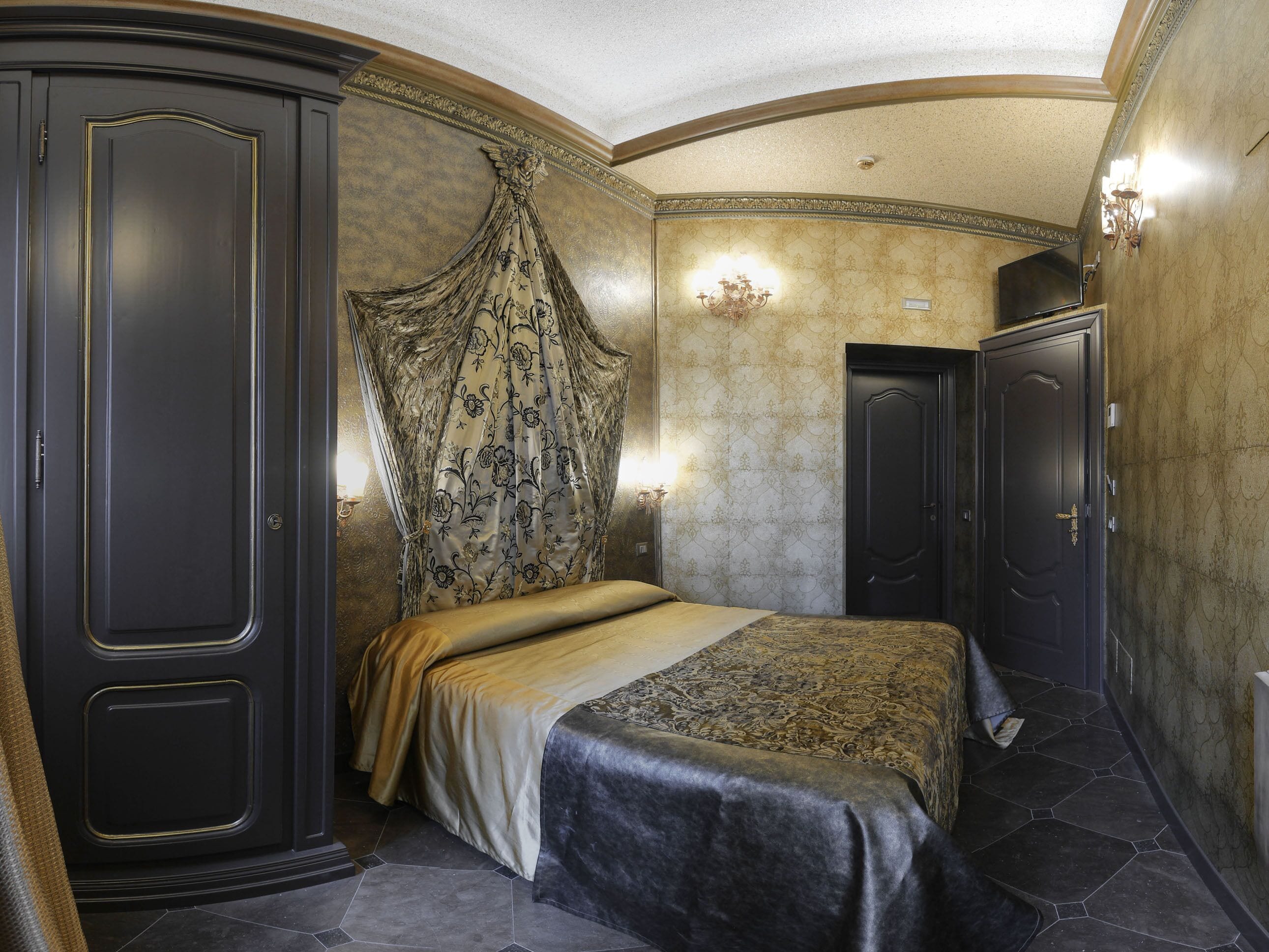 Ein Schlafzimmer mit einem großen Bett, einem Kleiderschrank, einem Spiegel und einer Chandelier.