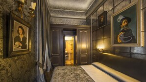 Un dormitorio con una cama, un espejo y un cuadro en la pared.