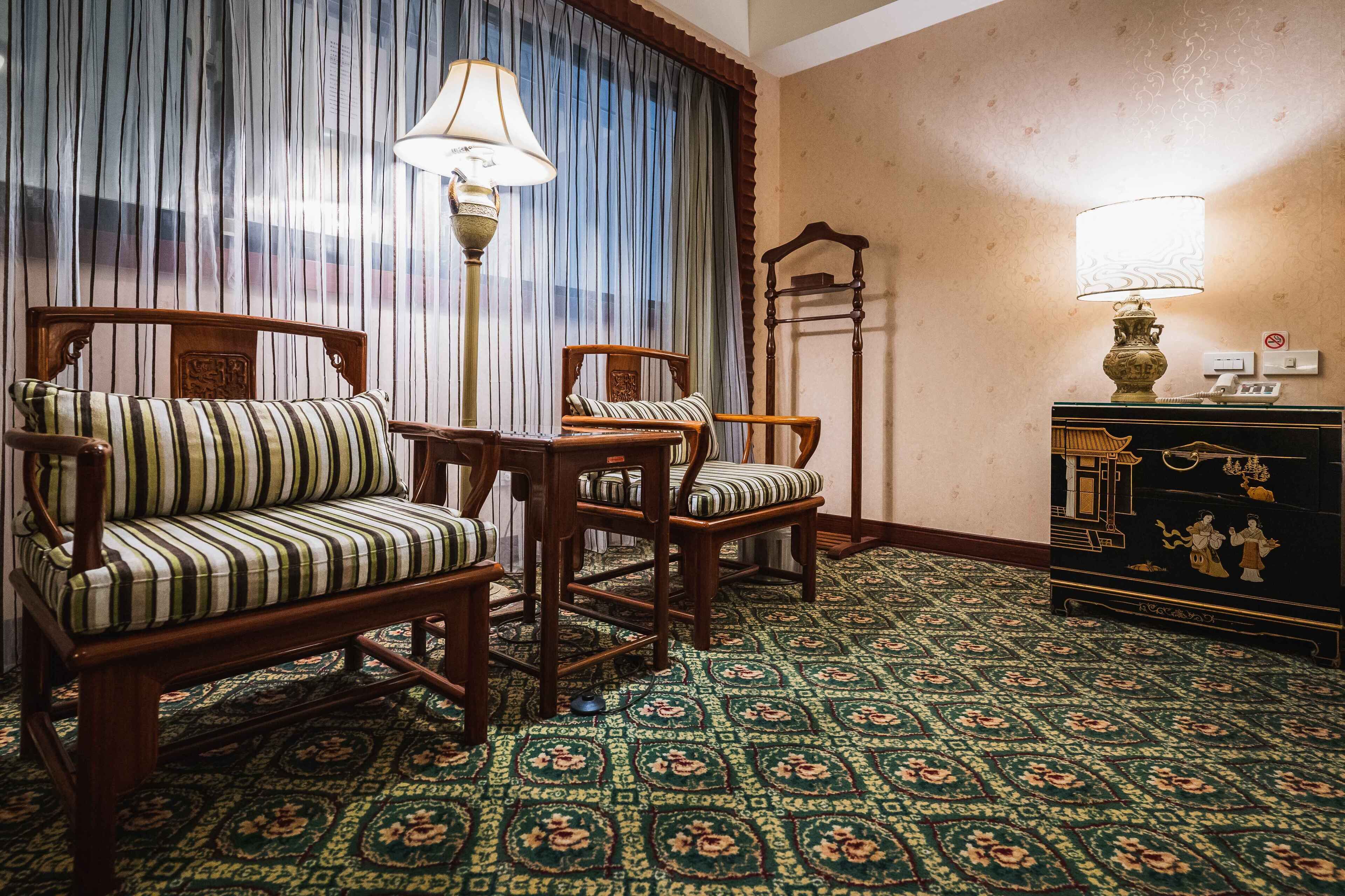 standard room, 1 queen bed | premium bedding, minibar, in-room safe, desk