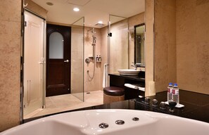 Separate bathtub and shower, deep-soaking bathtub, hair dryer, slippers - Waikoloa Hotel (Taipei)
