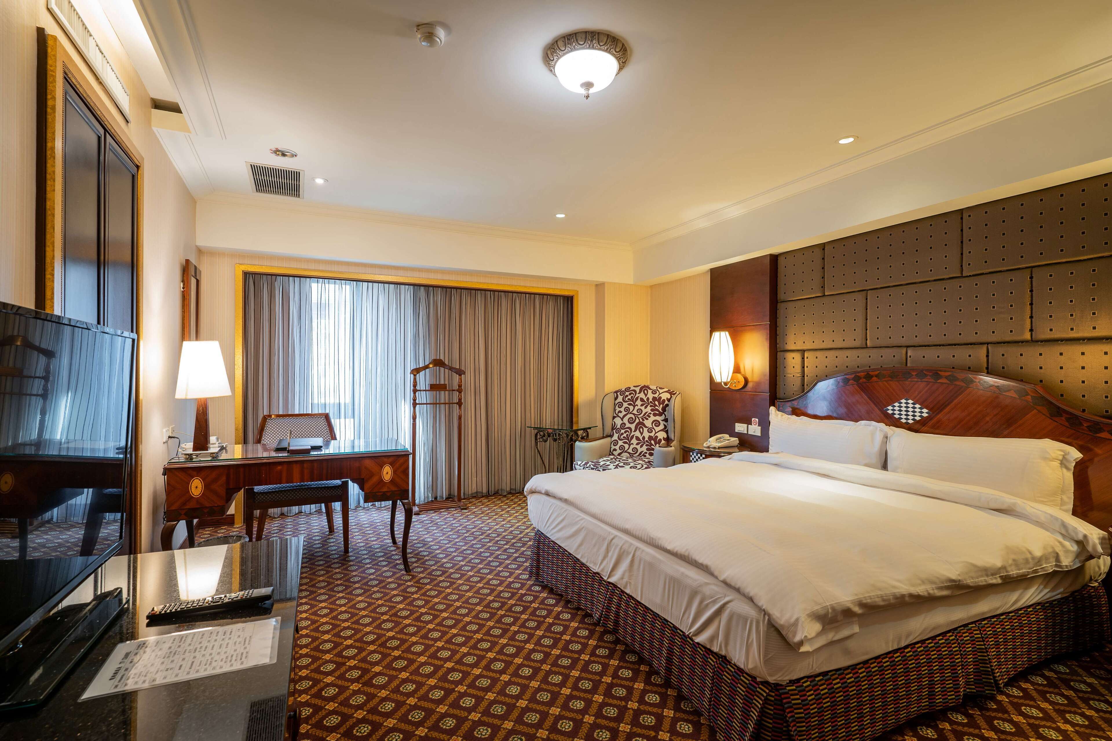 高档床上用品、客房内保险箱、办公桌、遮光窗帘