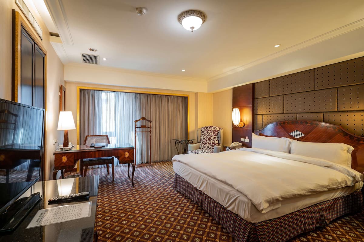 Peralatan tempat tidur premium, peti besi dalam bilik, meja