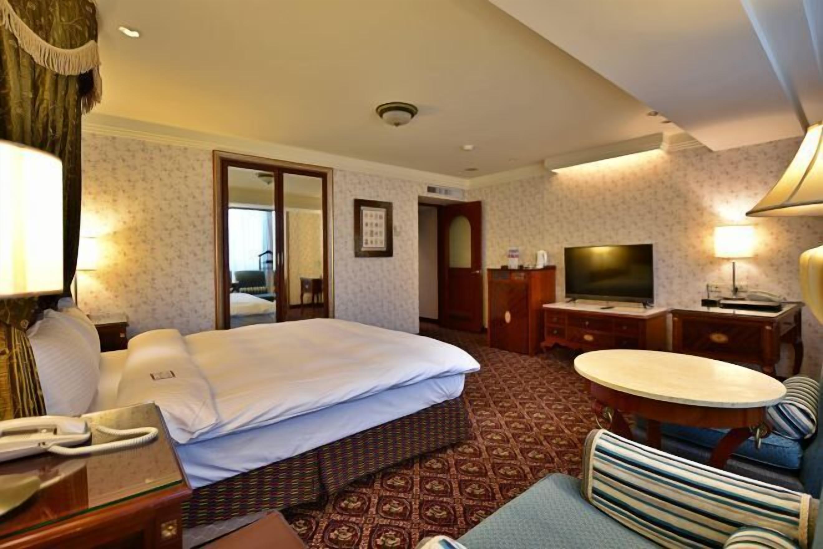 高档床上用品、客房内保险箱、办公桌、遮光窗帘