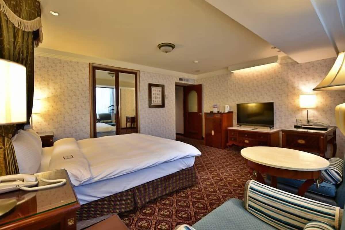 Premium bedding, in-room safe, desk, blackout drapes