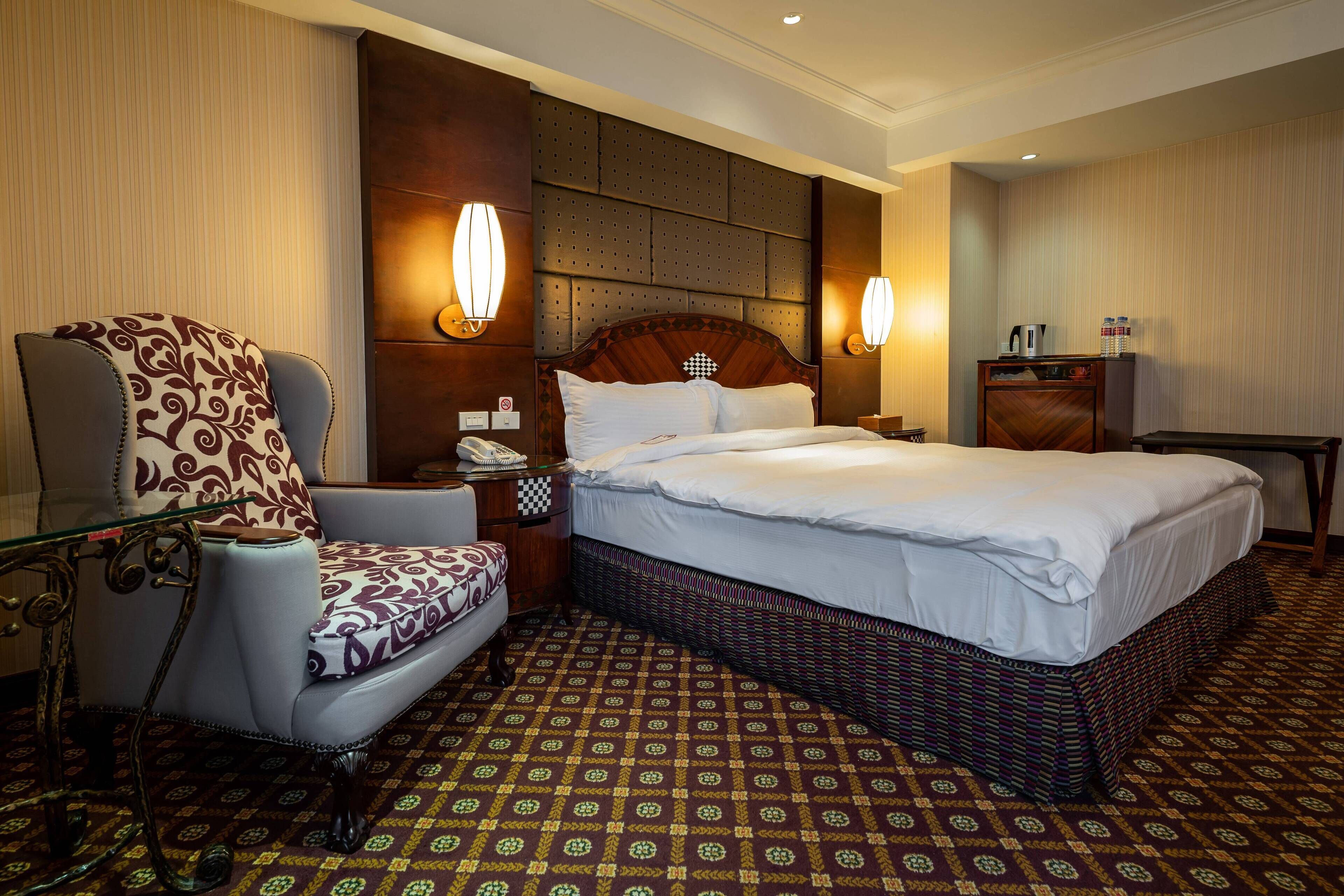 deluxe room, 1 queen bed | premium bedding, minibar, in-room safe, desk
