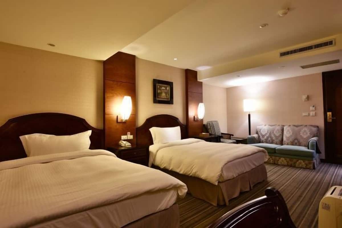 Premium bedding, in-room safe, desk, blackout drapes