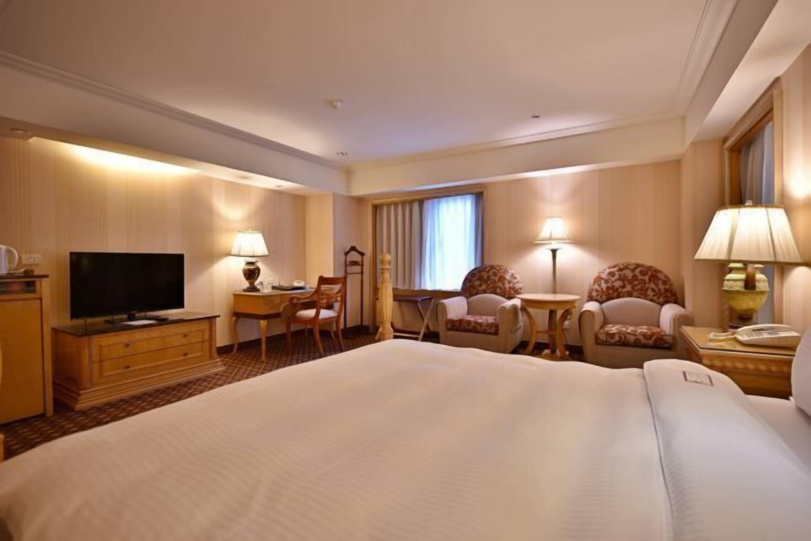 高档床上用品、客房内保险箱、办公桌、遮光窗帘