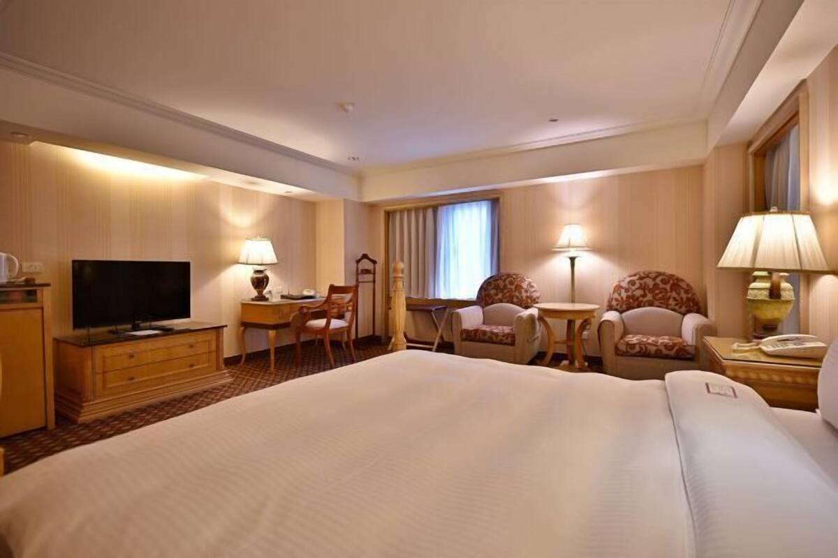 Premium bedding, in-room safe, desk, blackout drapes