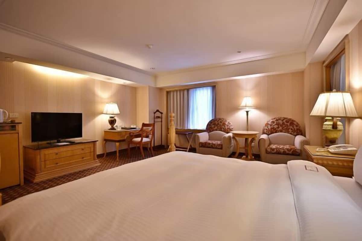 Premium bedding, in-room safe, desk, blackout drapes