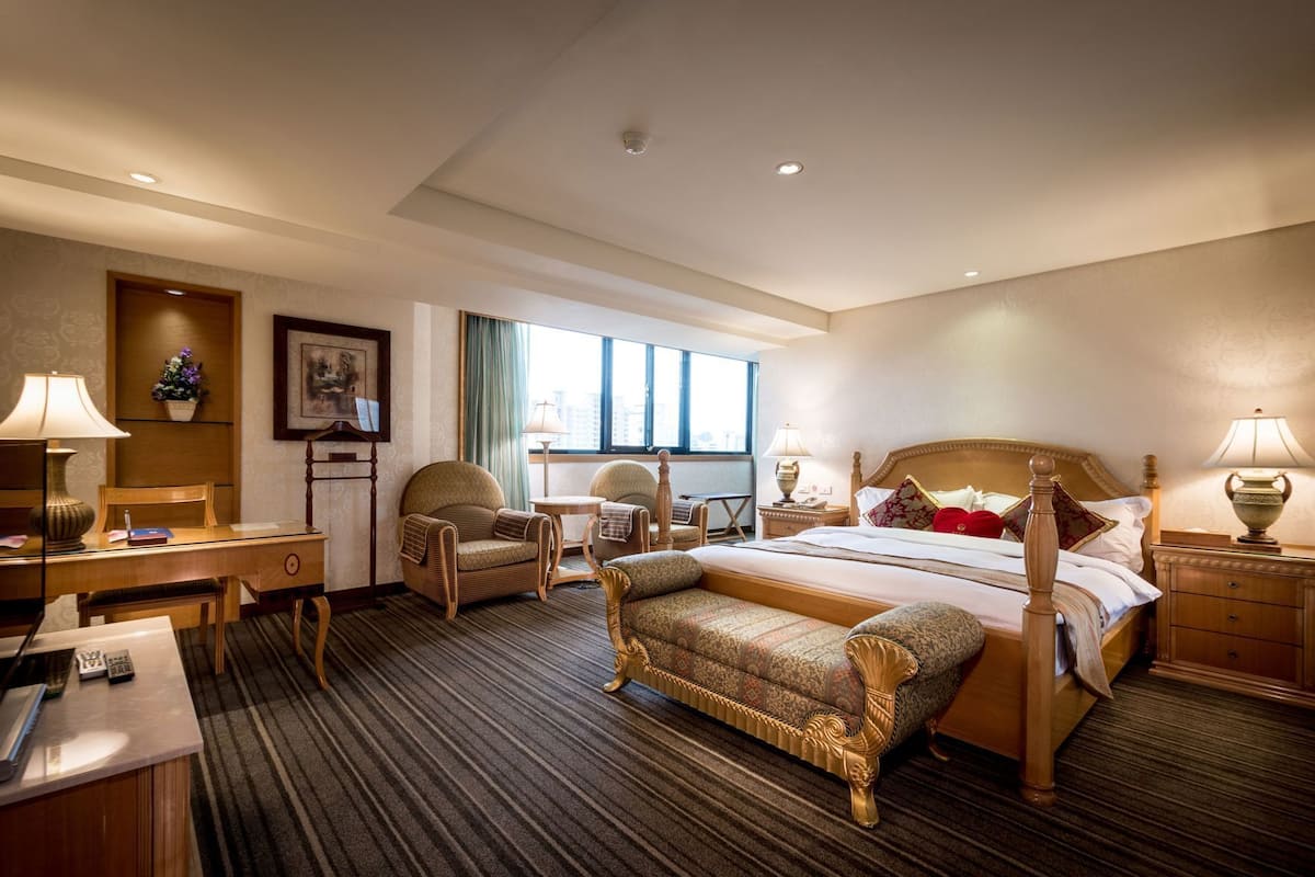 Premium bedding, in-room safe, desk, blackout curtains