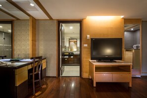 Premium bedding, in-room safe, desk, blackout curtains - Waikoloa Hotel (Taipei)