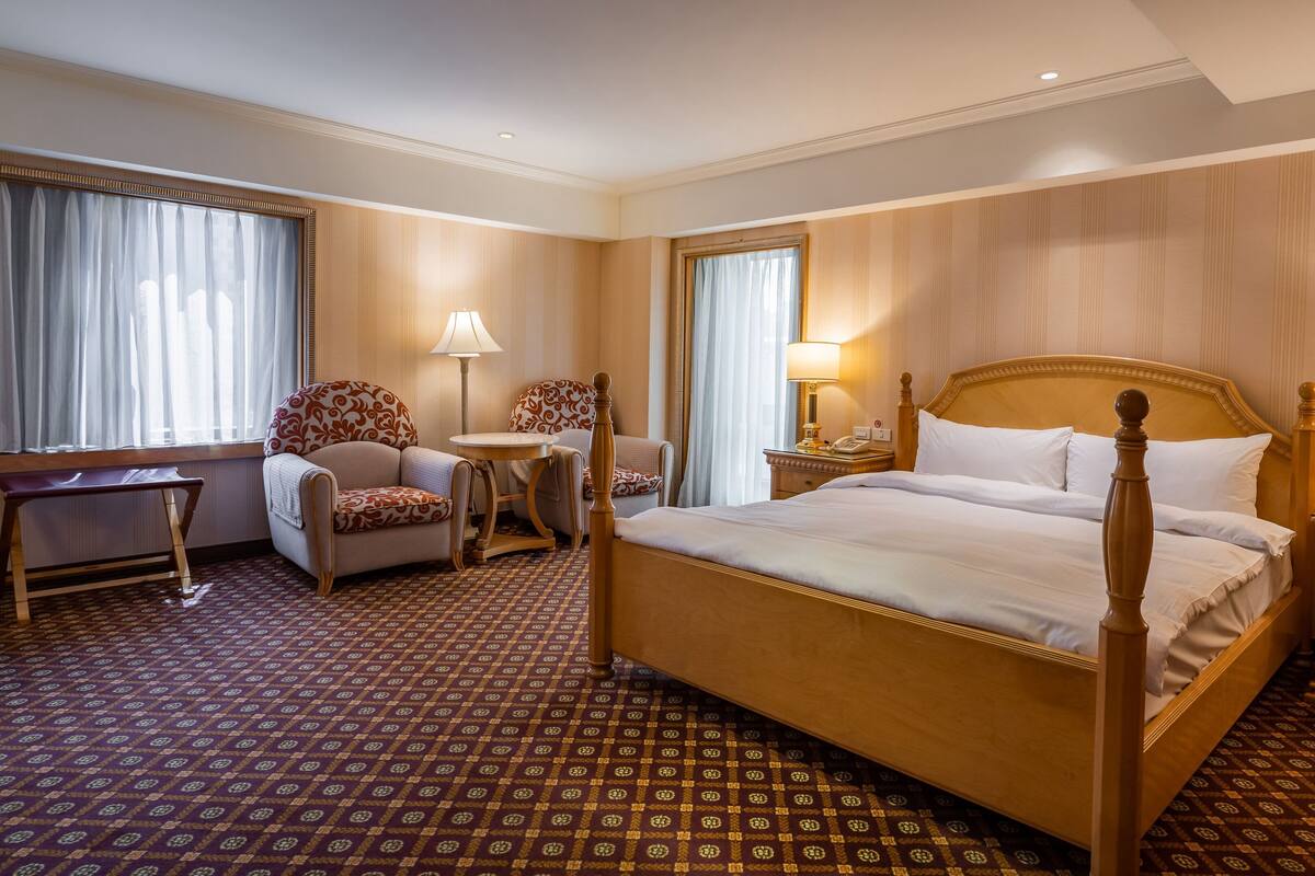 Premium bedding, in-room safe, desk, blackout drapes