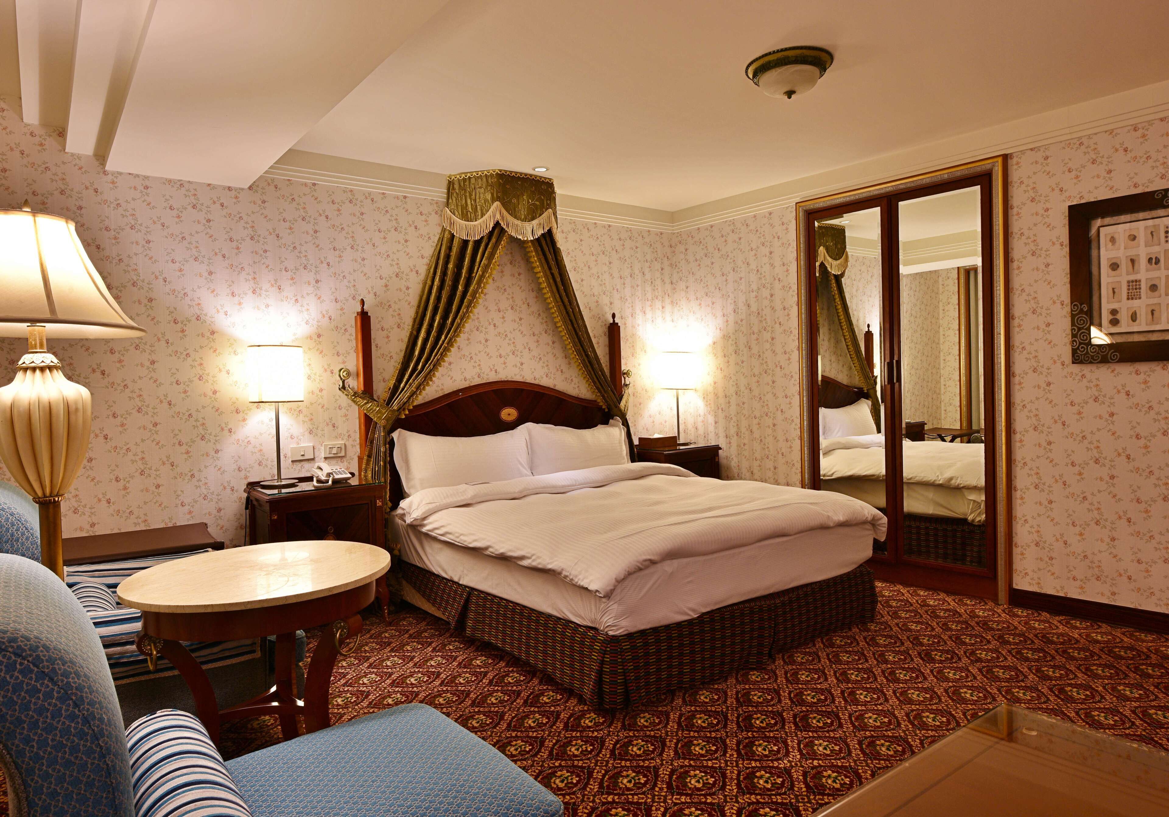 高档床上用品、客房内保险箱、办公桌、遮光窗帘