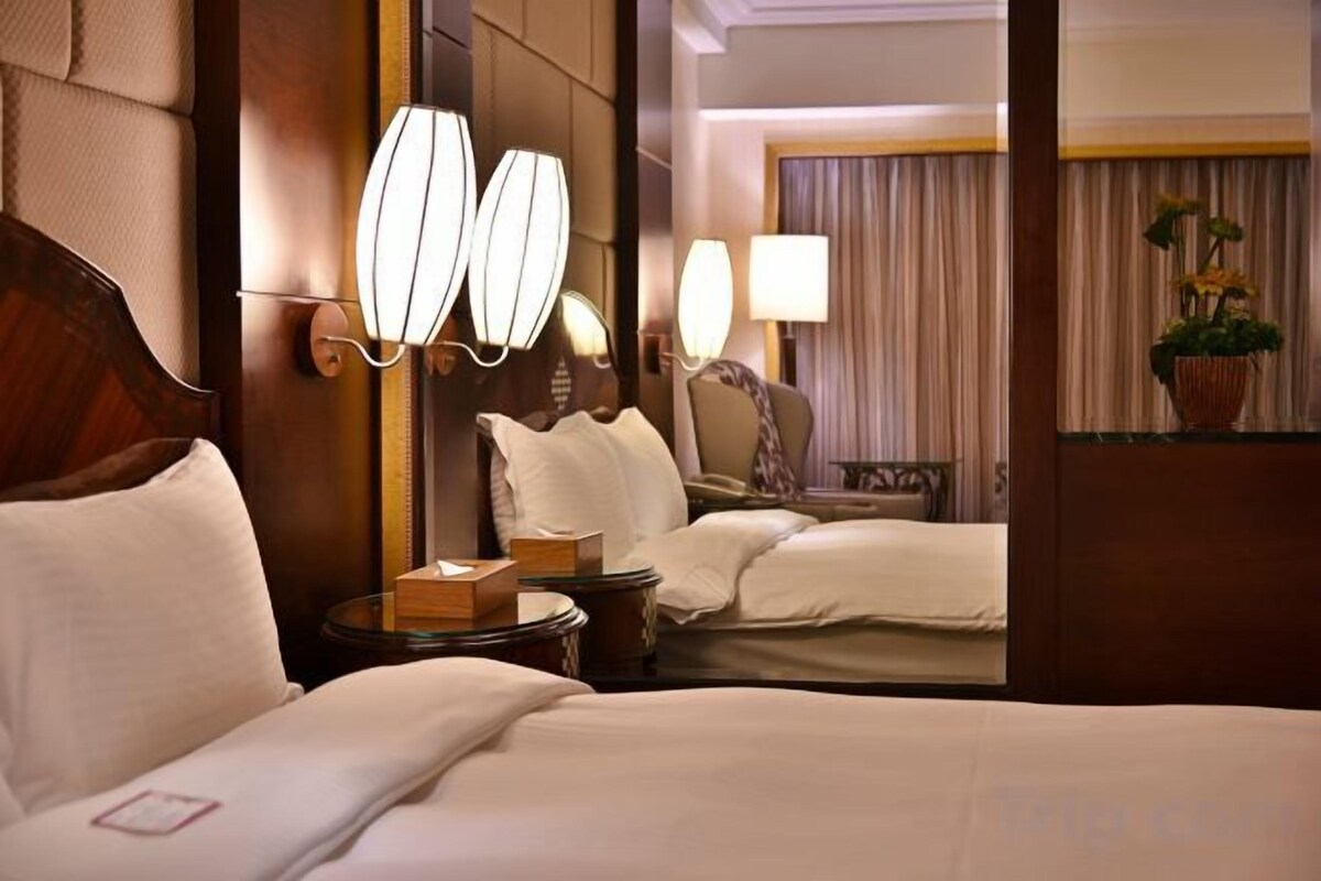 Premium bedding, in-room safe, desk, blackout drapes