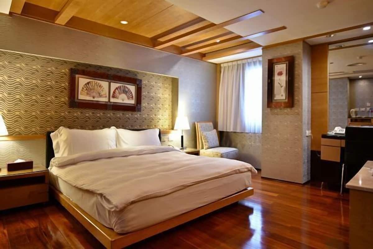 Premium bedding, in-room safe, desk, blackout drapes