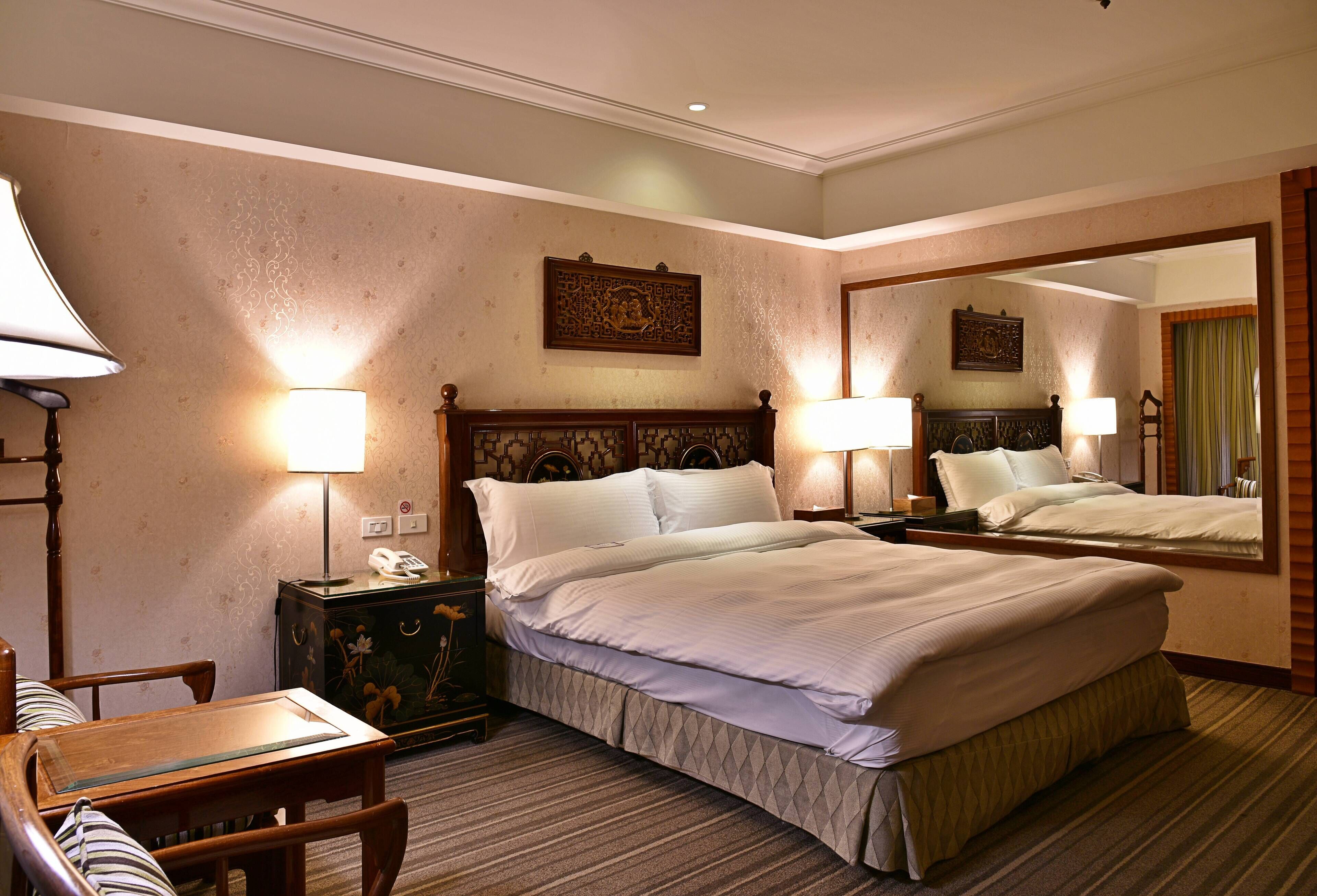 standard room, 1 queen bed | premium bedding, minibar, in-room safe, desk