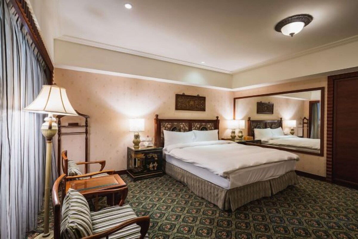 Premium bedding, in-room safe, desk, blackout drapes