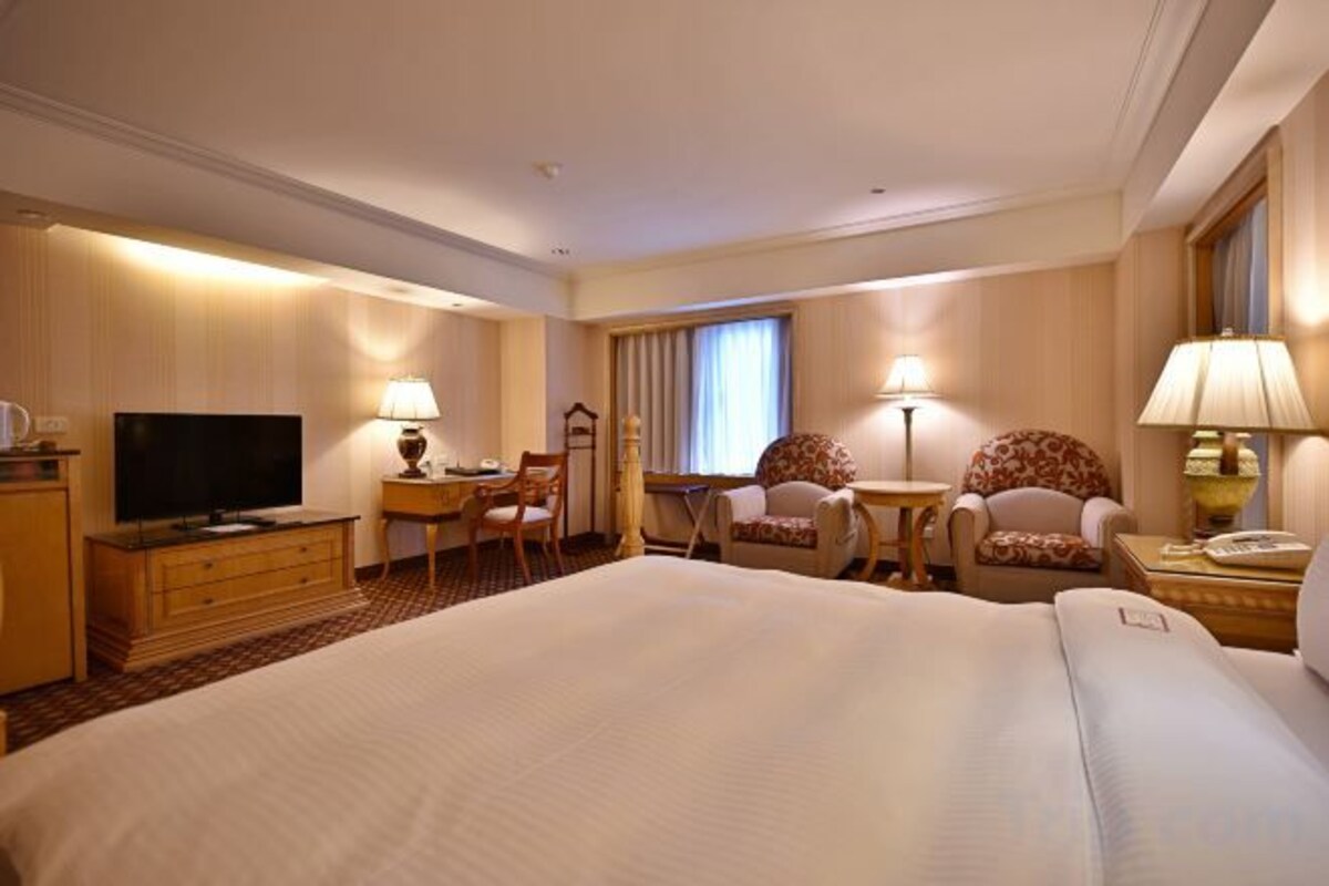 Premium bedding, in-room safe, desk, blackout drapes