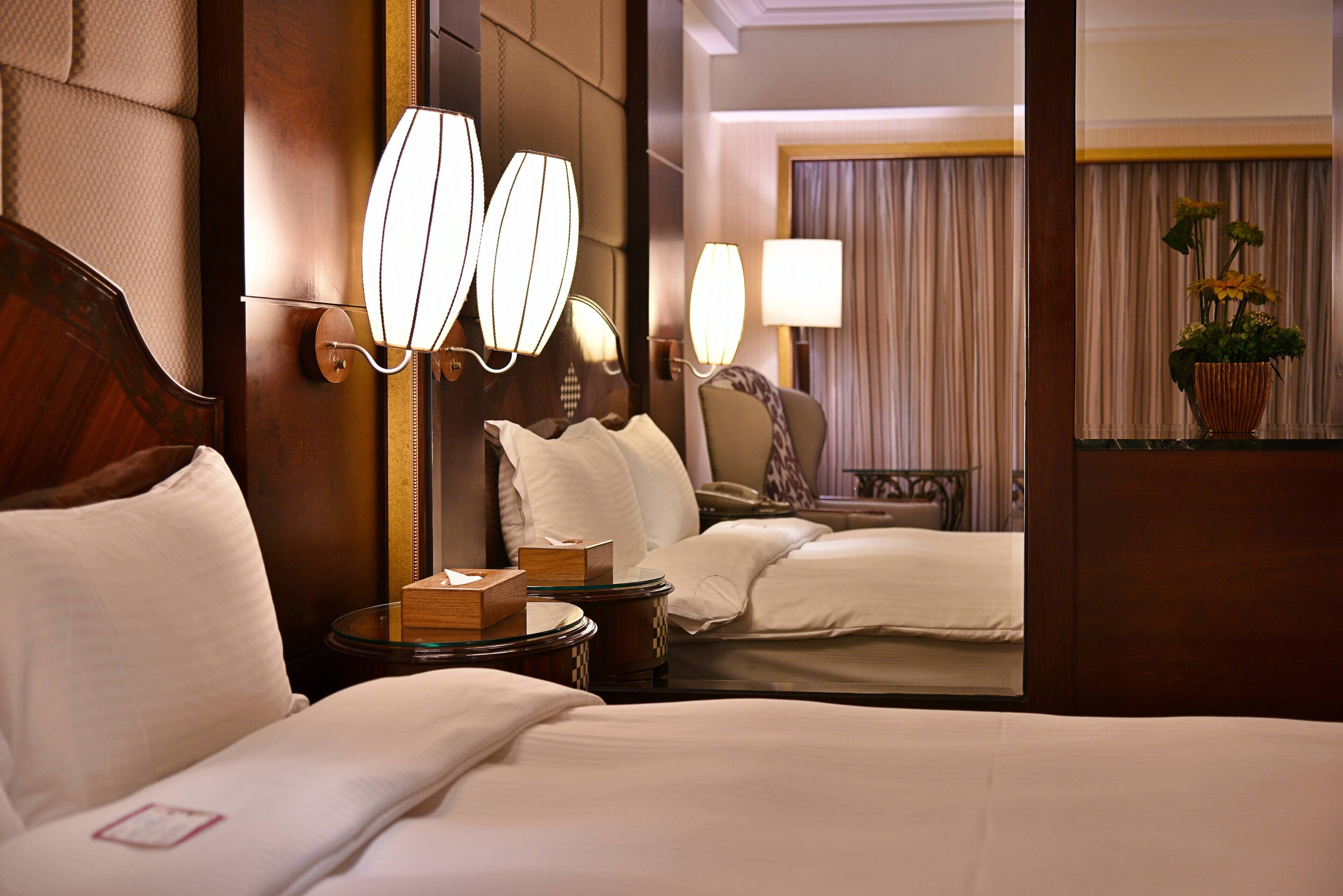 deluxe room, 1 queen bed | premium bedding, minibar, in-room safe, desk