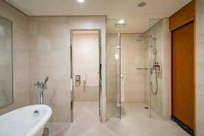 Bồn tắm và buồng tắm vòi sen riêng, bồn tắm ngâm, máy sấy tóc