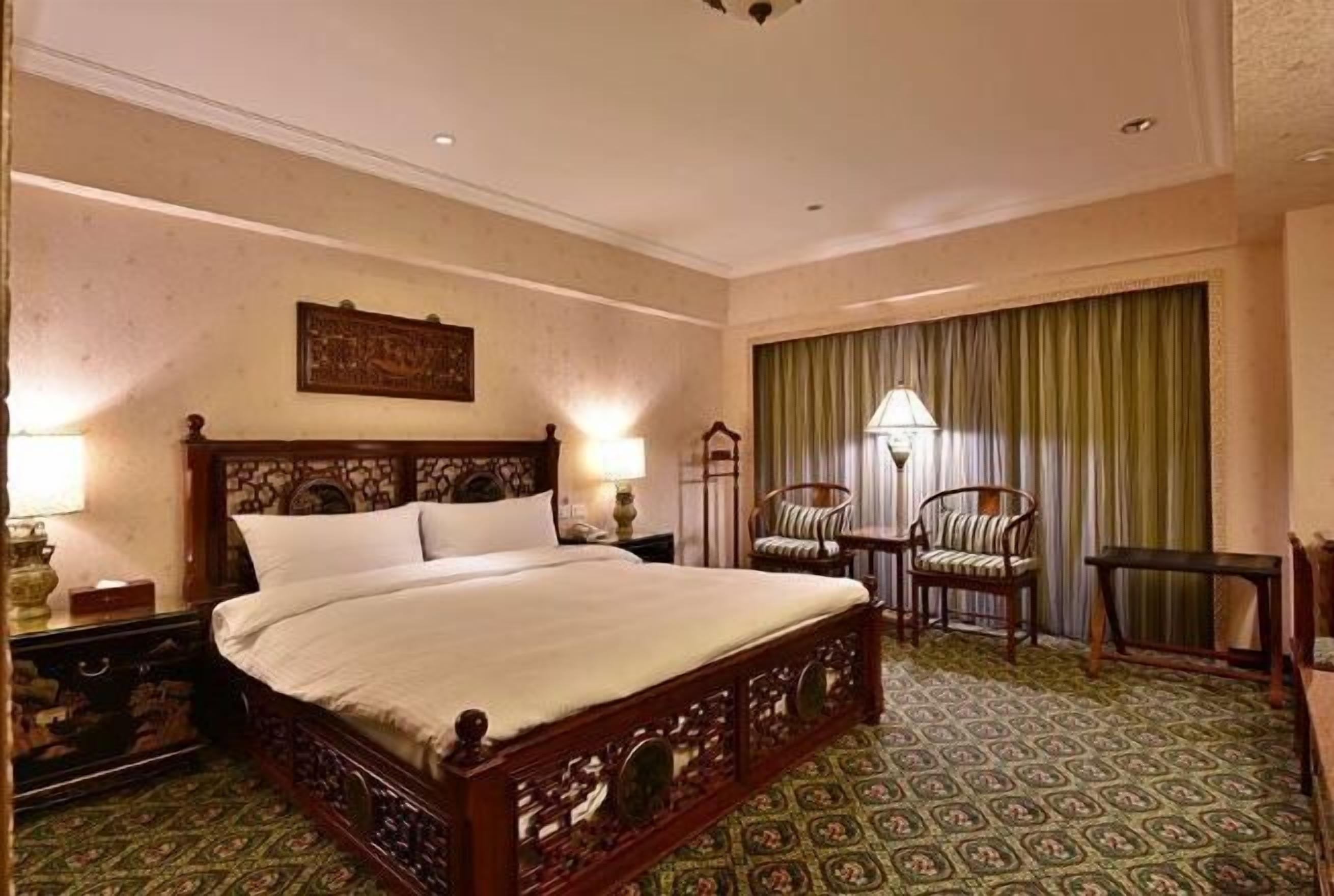 高档床上用品、客房内保险箱、办公桌、遮光窗帘