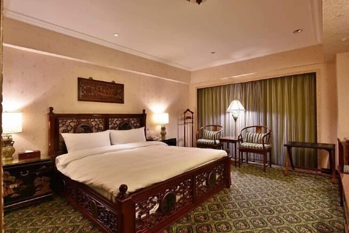 Premium bedding, in-room safe, desk, blackout drapes