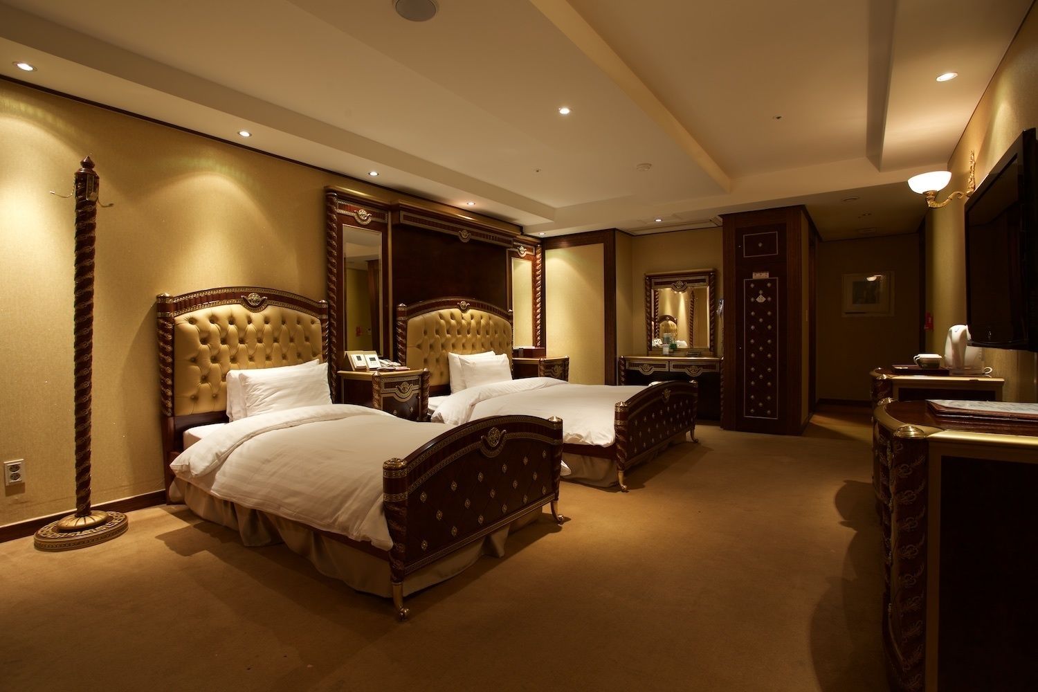 Deluxe Twin Room | Premium bedding, down comforters, in-room safe, individually decorated