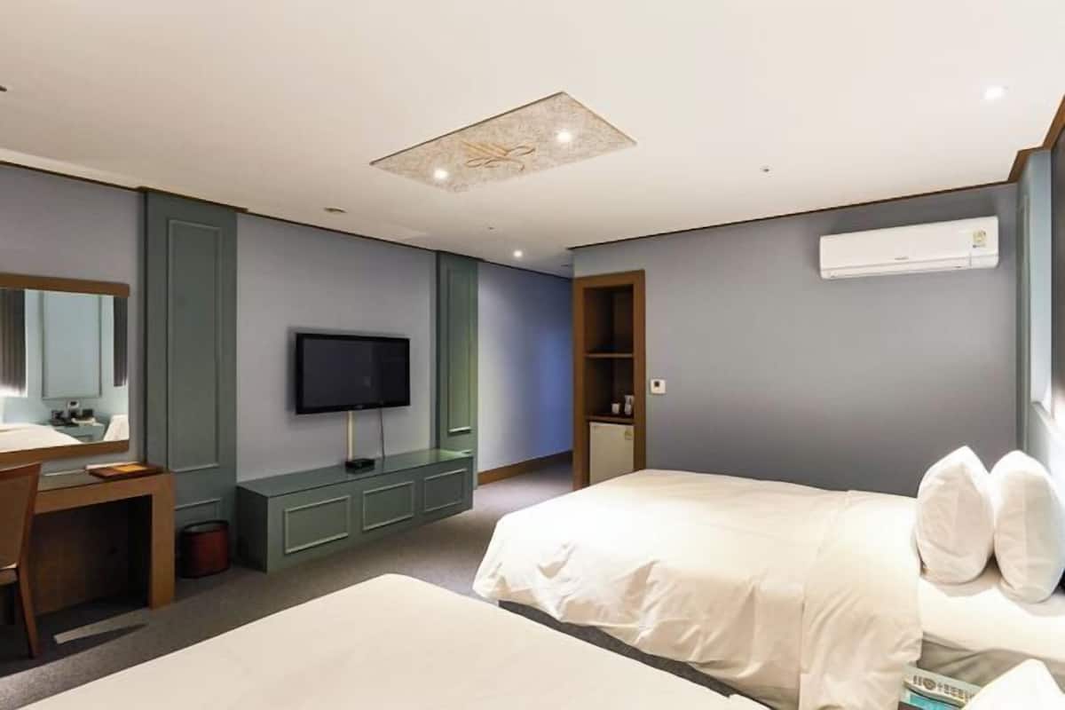 1 bedroom, premium bedding, down duvets, in-room safe