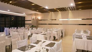 Daily buffet breakfast (KRW 24200 per person)