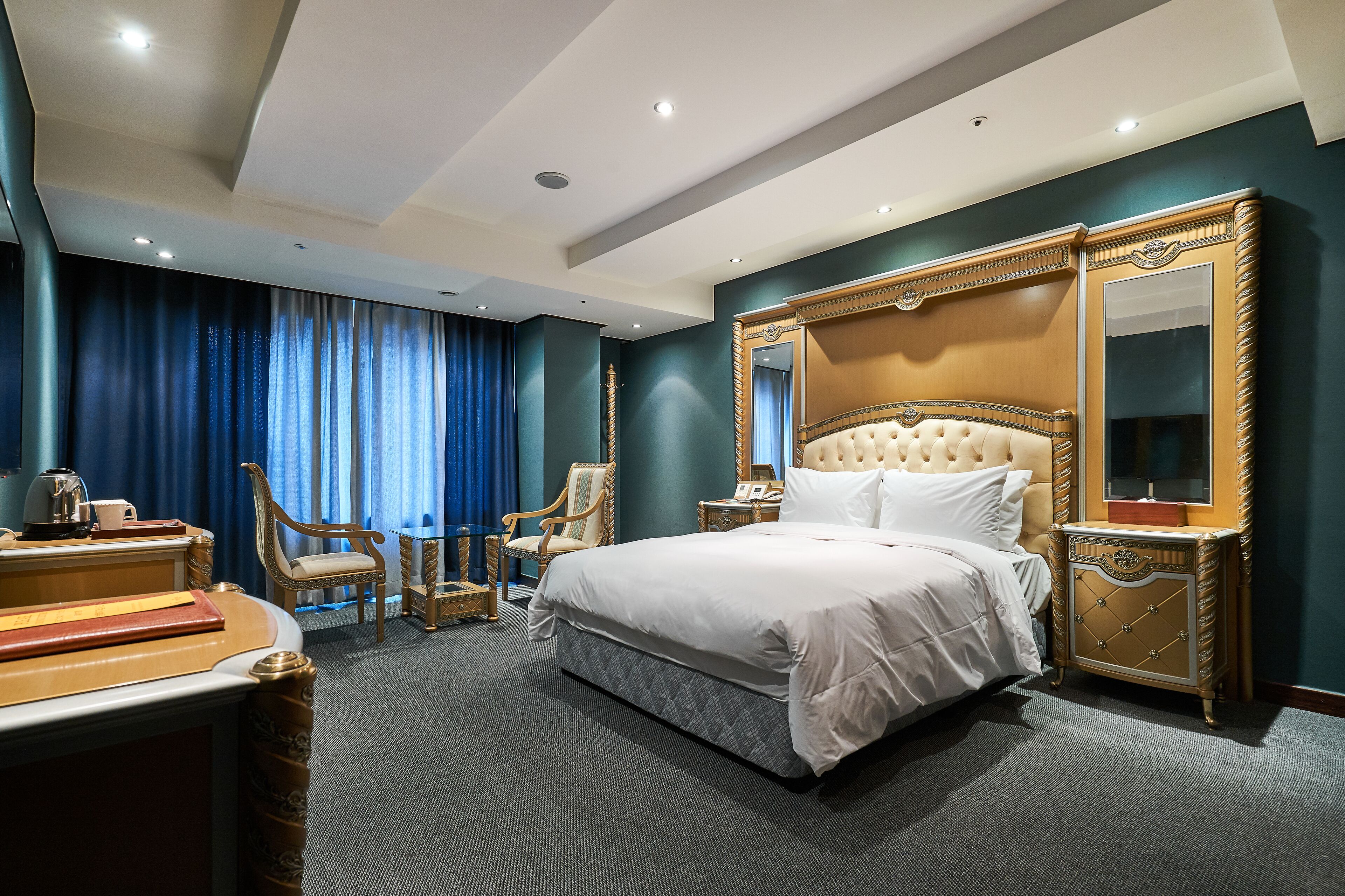 Premium bedding, down comforters, in-room safe, individually decorated