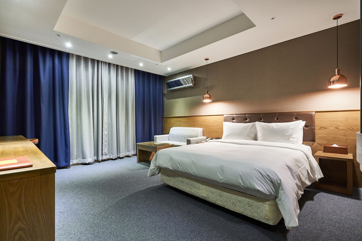 1 bedroom, premium bedding, down duvets, in-room safe