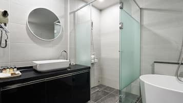 Habitación estándar con 2 camas individuales | Baño | Artículos de higiene personal gratuitos, secador de pelo y albornoces