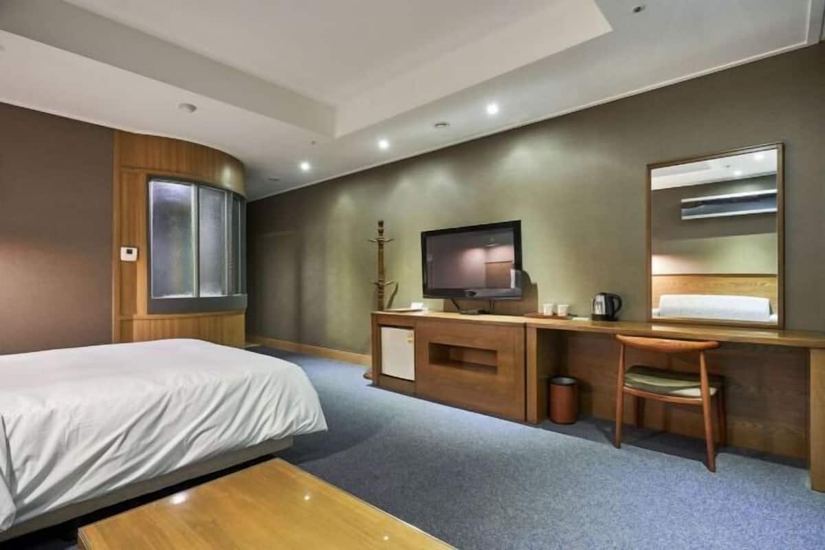 1 bedroom, premium bedding, down duvets, in-room safe