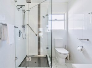 تجهيزات دش، مستلزمات مجانية للعناية الشخصية، مجففات شعر، مناشف