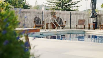 Piscine extérieure, parasols de plage, chaises longues