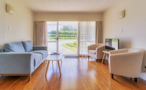2 bedrooms, blackout drapes, iron/ironing board, bed sheets - Aloha Apartments (Norfolk Island)